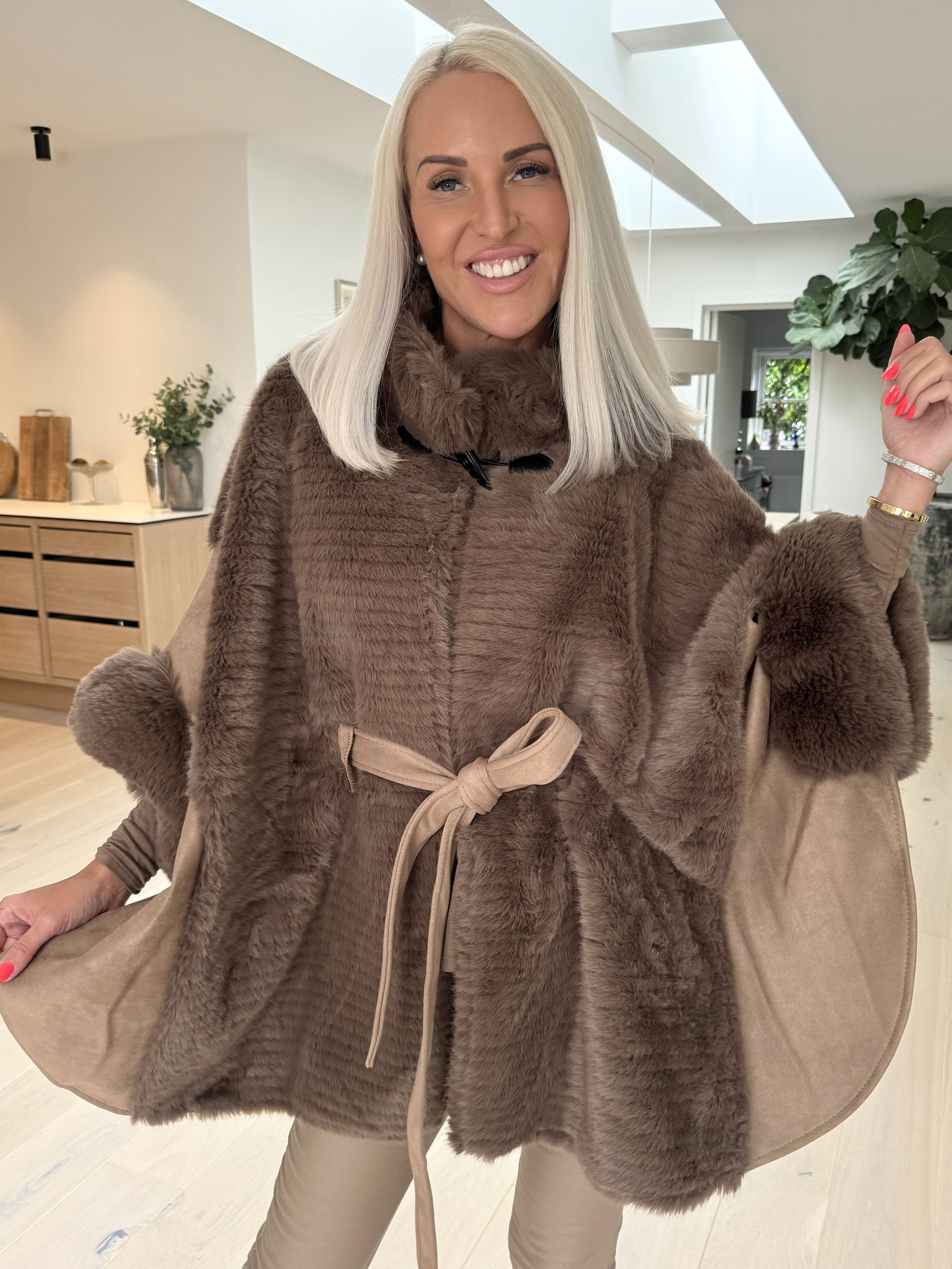 Cloud - Poncho med faux fur